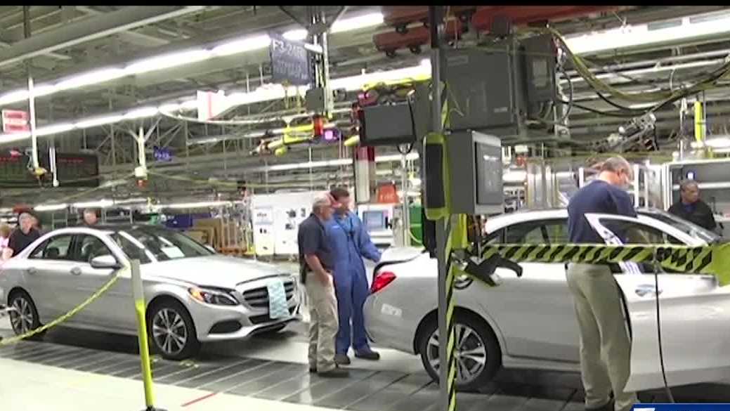 UAW files charges against Mercedes-Benz while employees look to unionize [Video]
