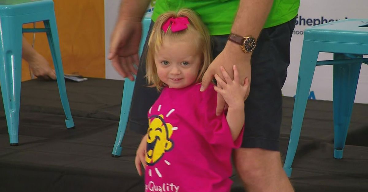 Adelaide girl’s first haircut a heartwarming milestone in battle against rare cancer [Video]