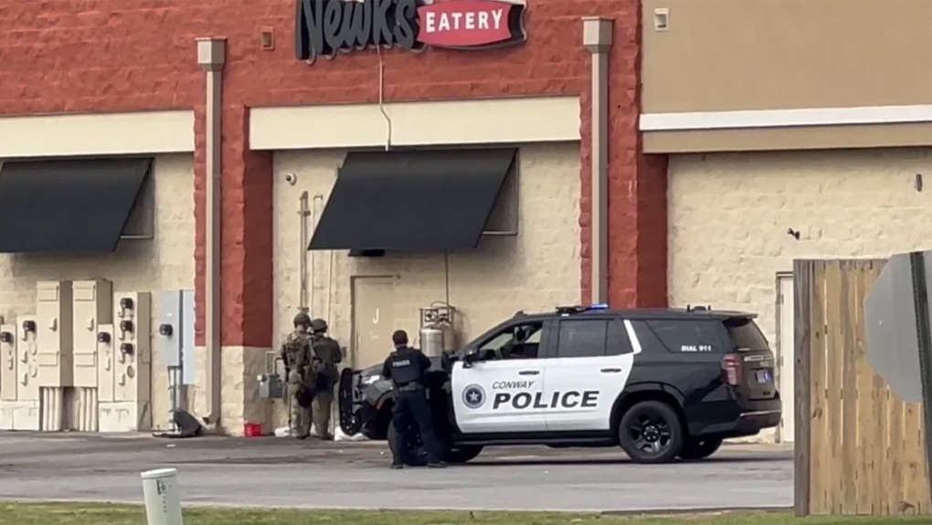 Arkansas shooting: Man dead who barricaded himself in mall [Video]