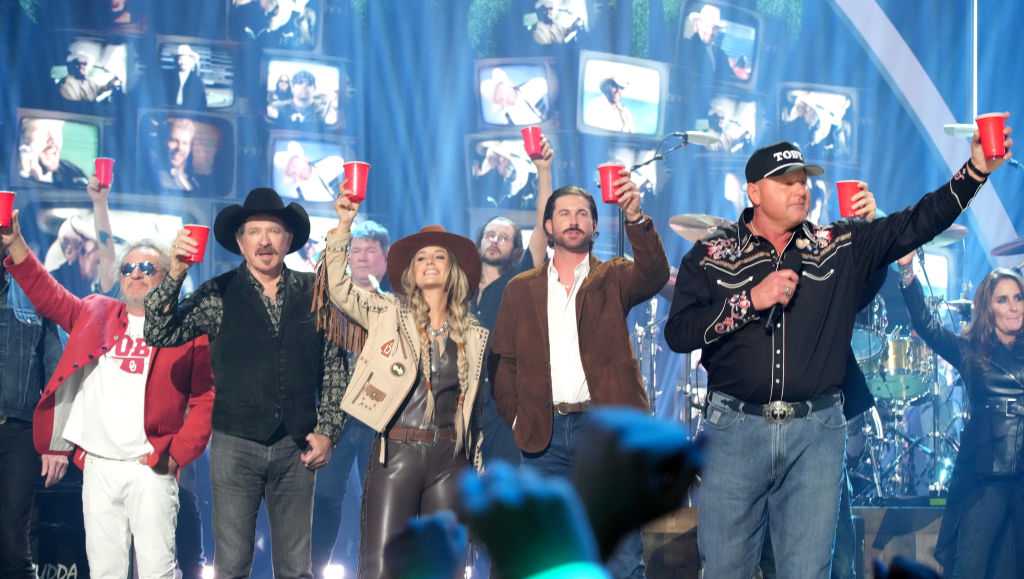 Lainey Wilson and more raise their red Solo cups in tribute performance to Toby Keith at CMT Music Awards [Video]
