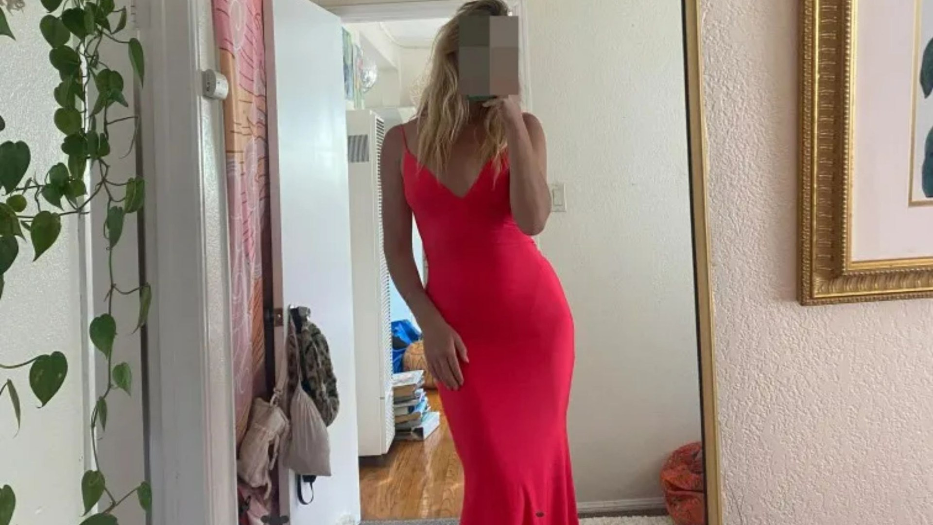 Would you wear yoga pants to a wedding? people say as woman shows off her too-tight dress to wear on her friends day [Video]