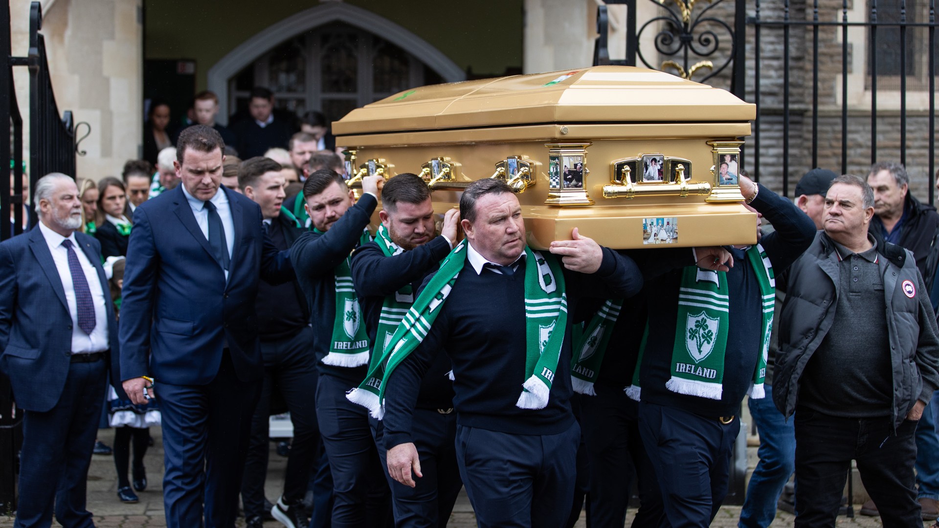 Fleet of Rolls Royces lead funeral procession for Gypsy King Big Daddy as mourners in green carry his gold coffin [Video]