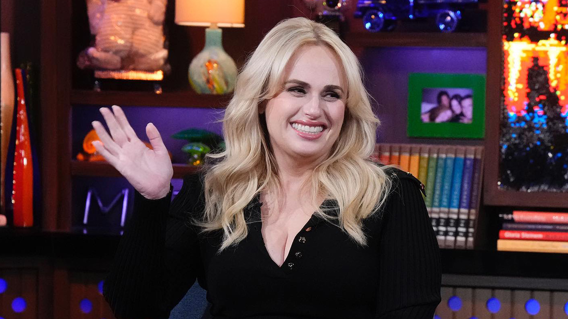 Rebel Wilson looks ‘amazing’ after 80-lb weight loss, fans say as star goes on WWHL in tight black dress and fishnets [Video]