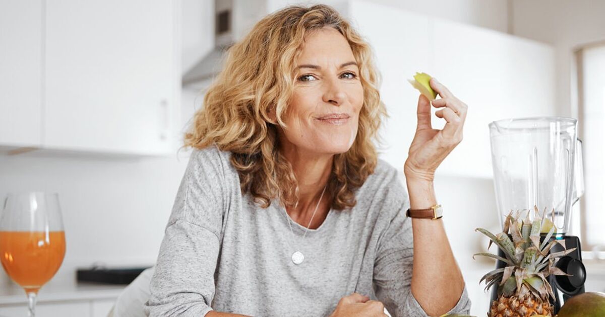 The 3 foods that help women in their 50s lose weight and ‘reduce menopausal symptoms’ [Video]