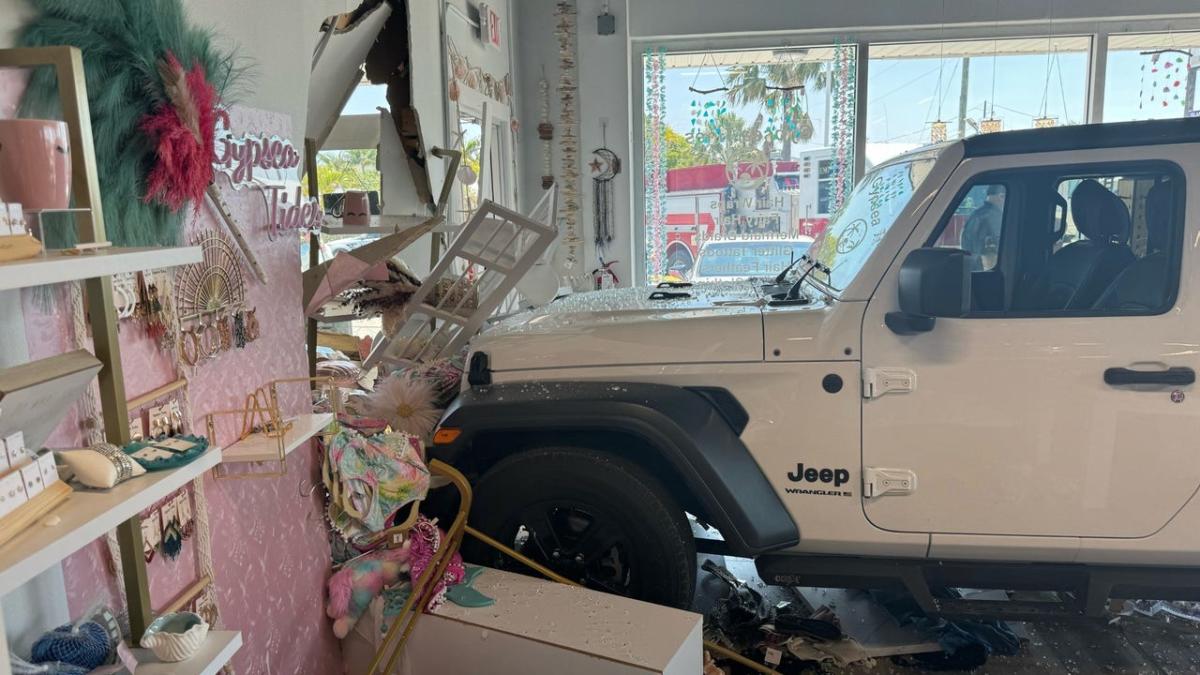 Owner of Holmes Beach boutique recovering after Jeep plowed through store [Video]