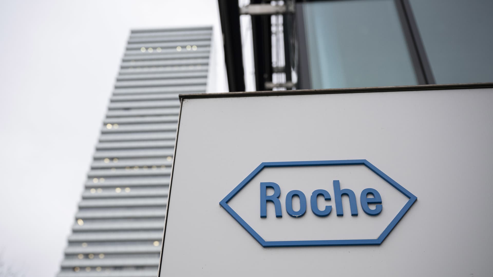 Swiss pharma giant Roche’s first-quarter sales edge higher as its emerges from post-Covid-19 slump [Video]