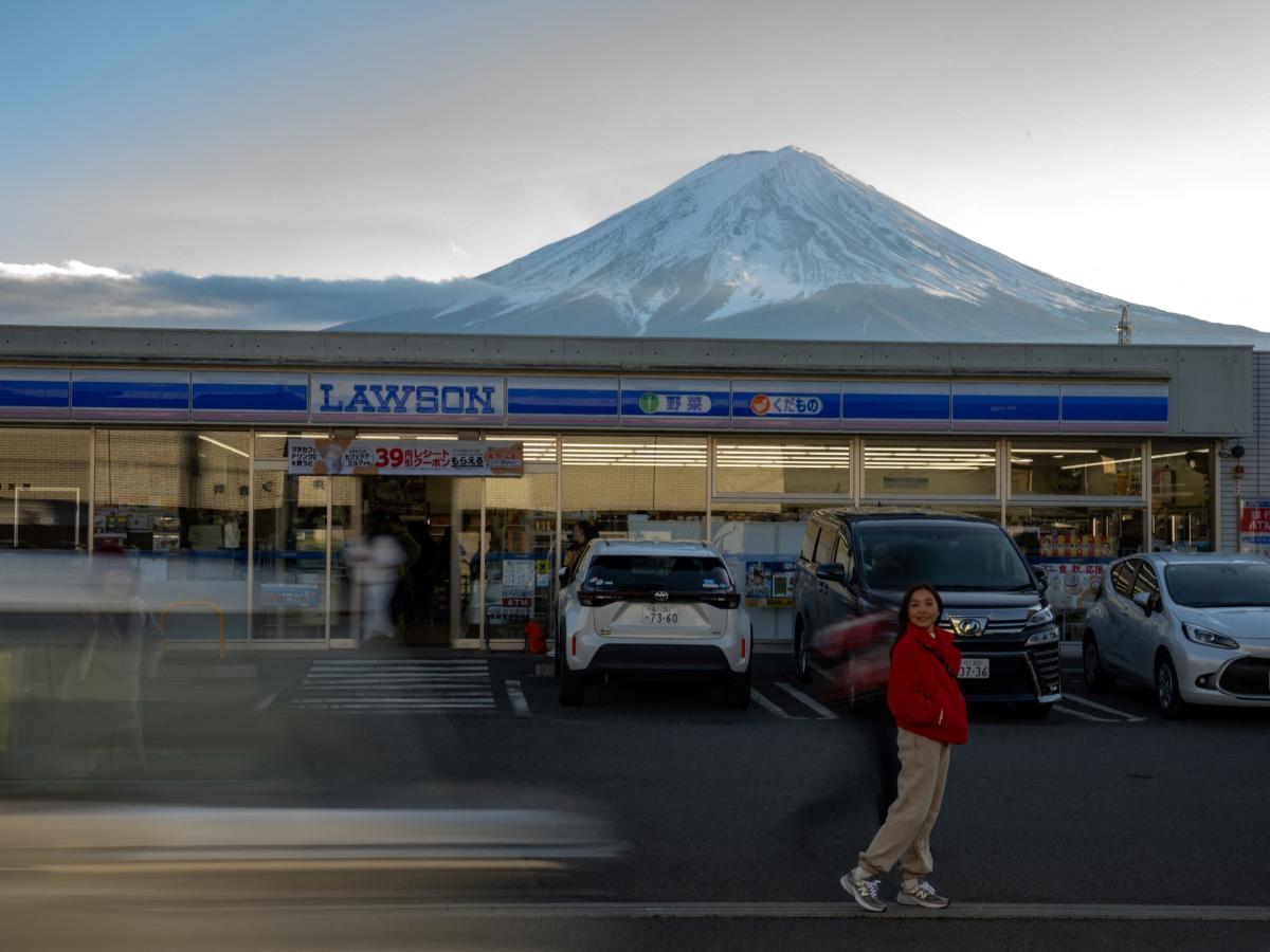 A Japanese town will erect a large mesh barrier to stop negligent foreign tourists from taking photos of Mount Fuji [Video]