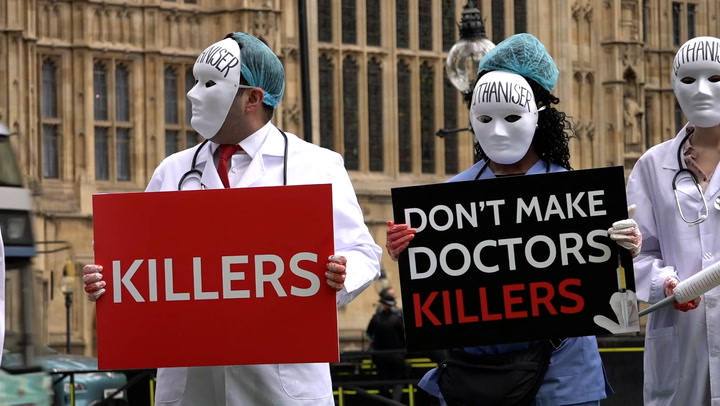 Masked medics join anti-euthanasia protest outside parliament | News [Video]