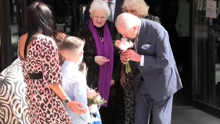 Watch: King and Queen receive flowers from children at cancer centre | News [Video]