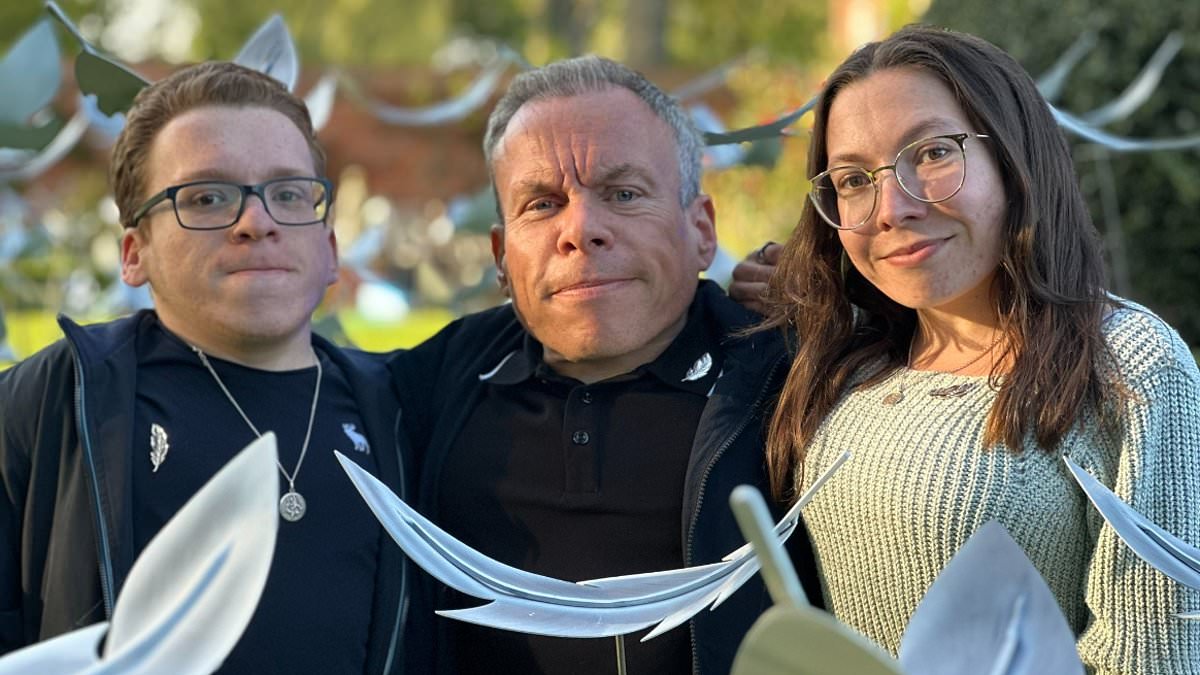 Warwick Davis makes first public appearance since the death of his wife Samantha as he and children Annabelle, 27, and Harrison, 21, attend hospice event in West Sussex [Video]