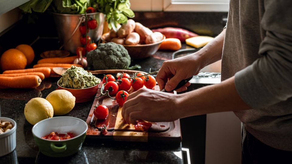 Certain vegetarian diets significantly reduce risk of cancer, heart disease and death, study says [Video]