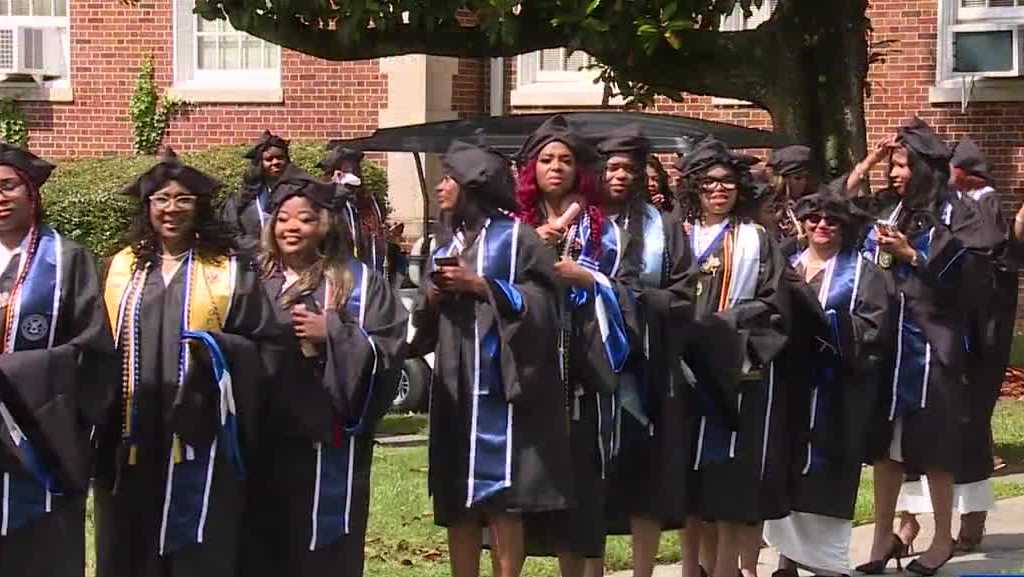 Mother graduates from college at the age of 60 [Video]