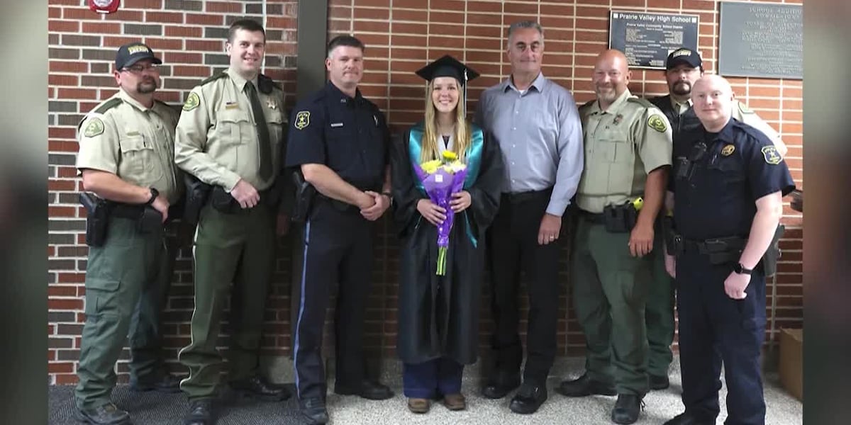 Officers attend high school graduation for fallen officers daughter [Video]