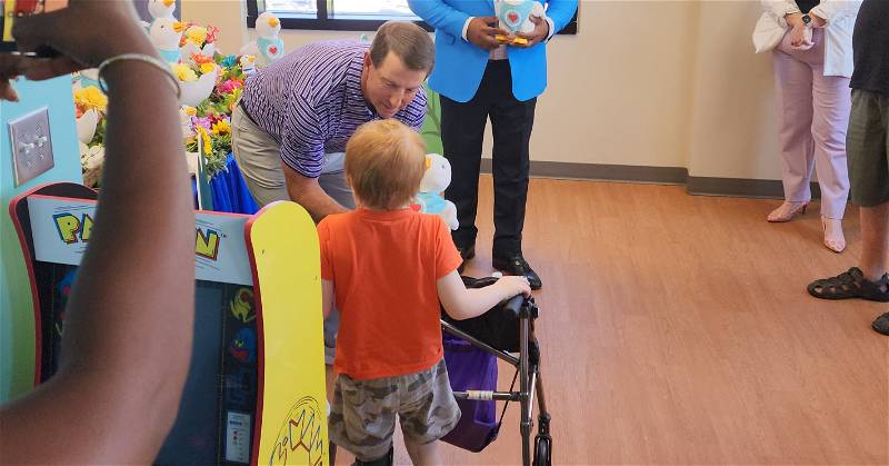 Dabo and Ducks: Swinney makes surprise visit at children’s hospital [Video]