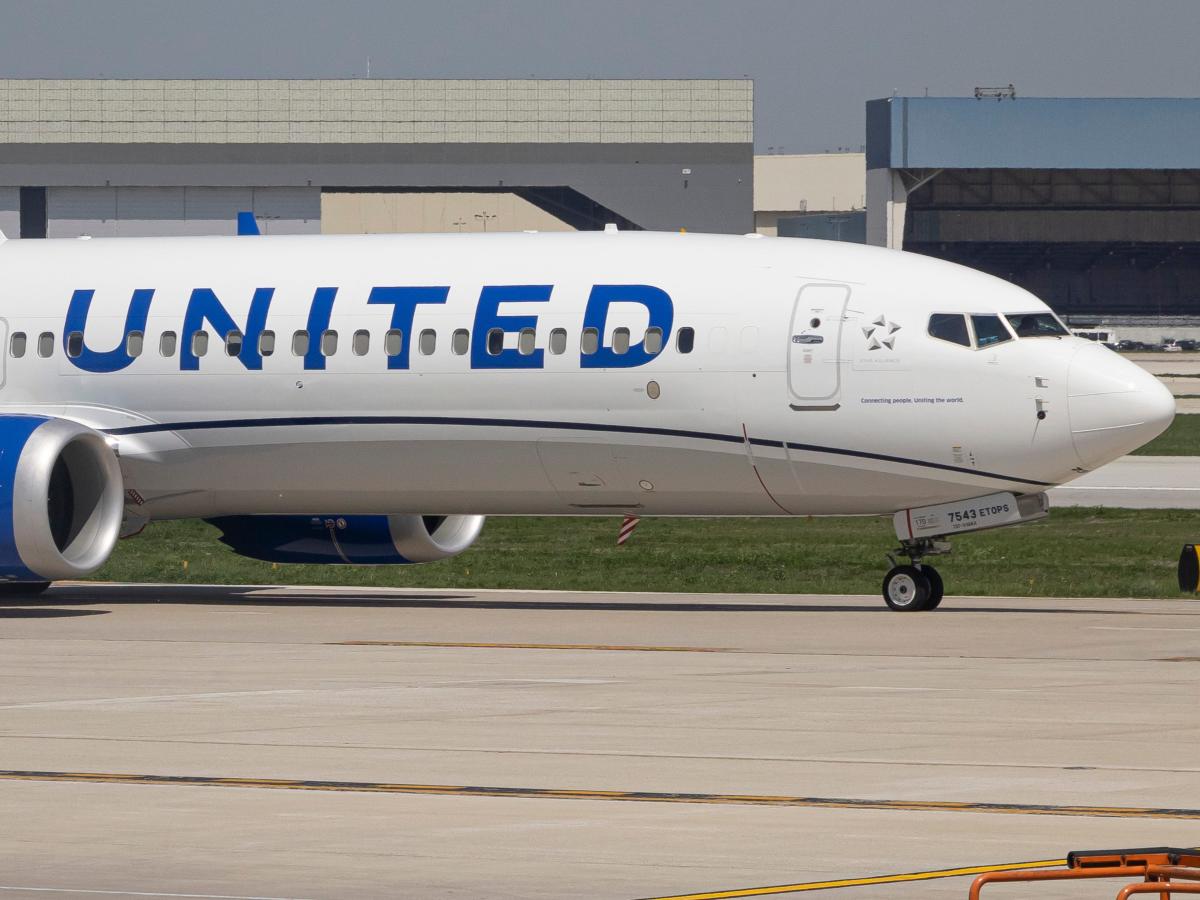 A United plane had to be taken out of service and deep cleaned after dozens of passengers flying home from a cruise started throwing up [Video]