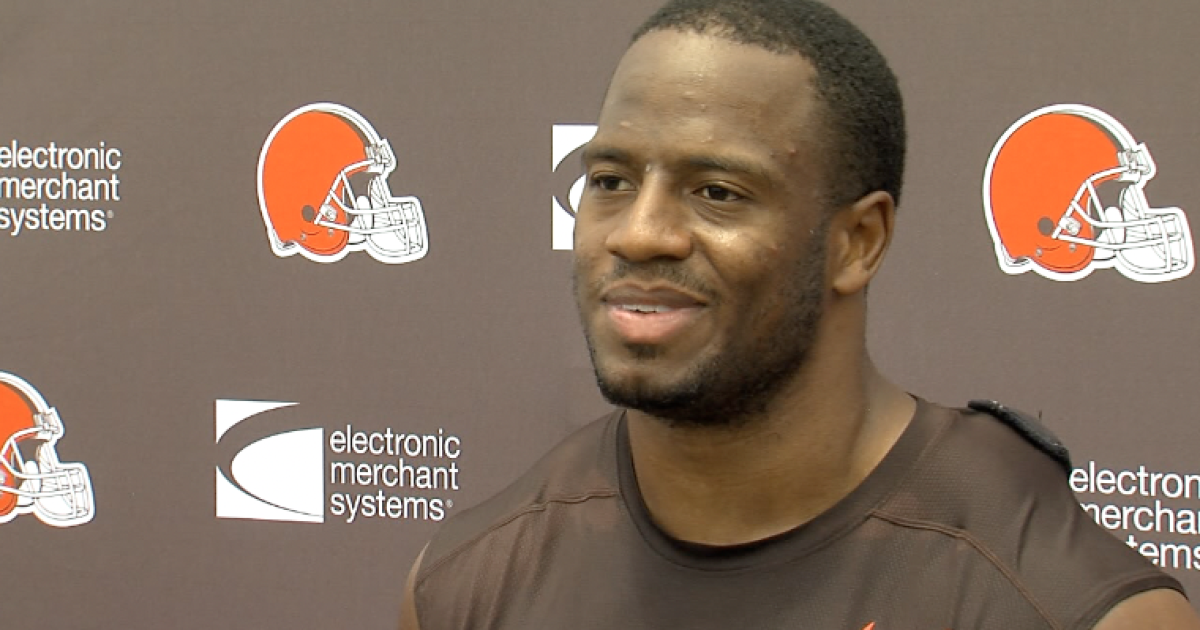 Browns RB Nick Chubb attends practice while continuing rehab [Video]