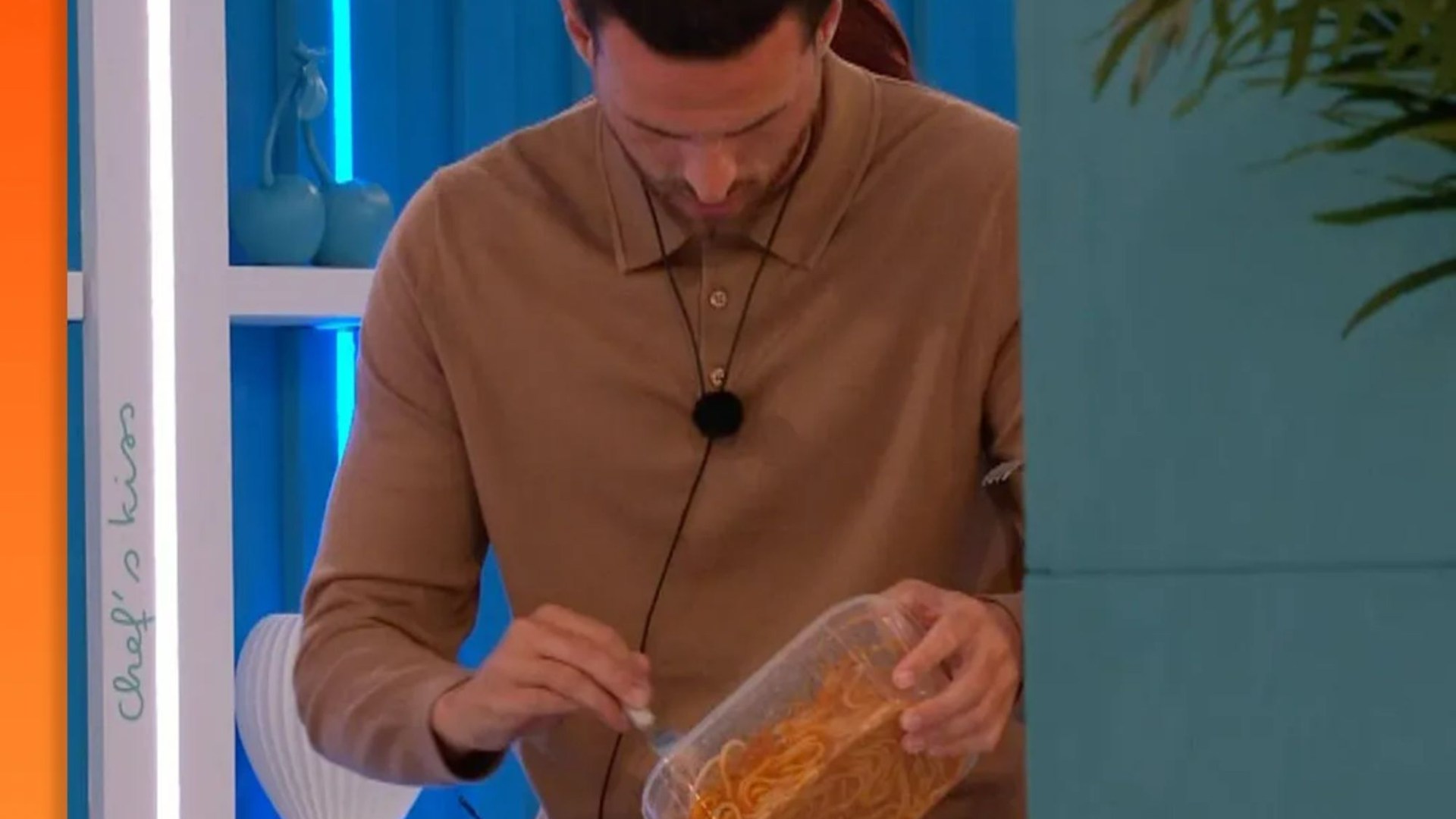 Straight to prison say sickened Love Island fans as theyspot Ronnies stomach-churning eating habit [Video]