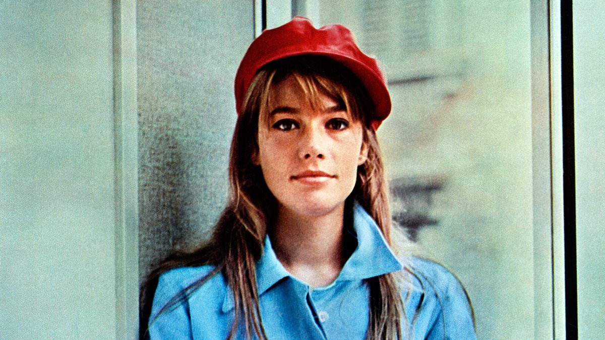 French singer and actress Francoise Hardy, one of the leading cultural icons of the Swinging Sixties, dies aged 80 after twenty-year cancer battle that made her a passionate advocate for euthanasia [Video]