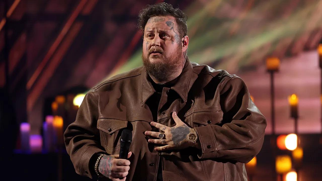 Jelly Roll cries thinking of Bette Midler song that his mom said to play at her funeral [Video]