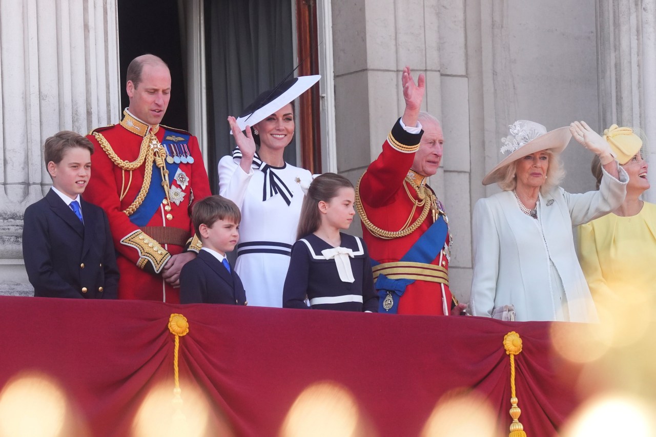 UK royals unite on palace balcony, with Kate back at her first public event since cancer diagnosis | KLRT [Video]