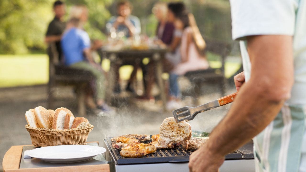 As temperatures rise, take these 8 key steps to avoid foodborne illness this summer [Video]