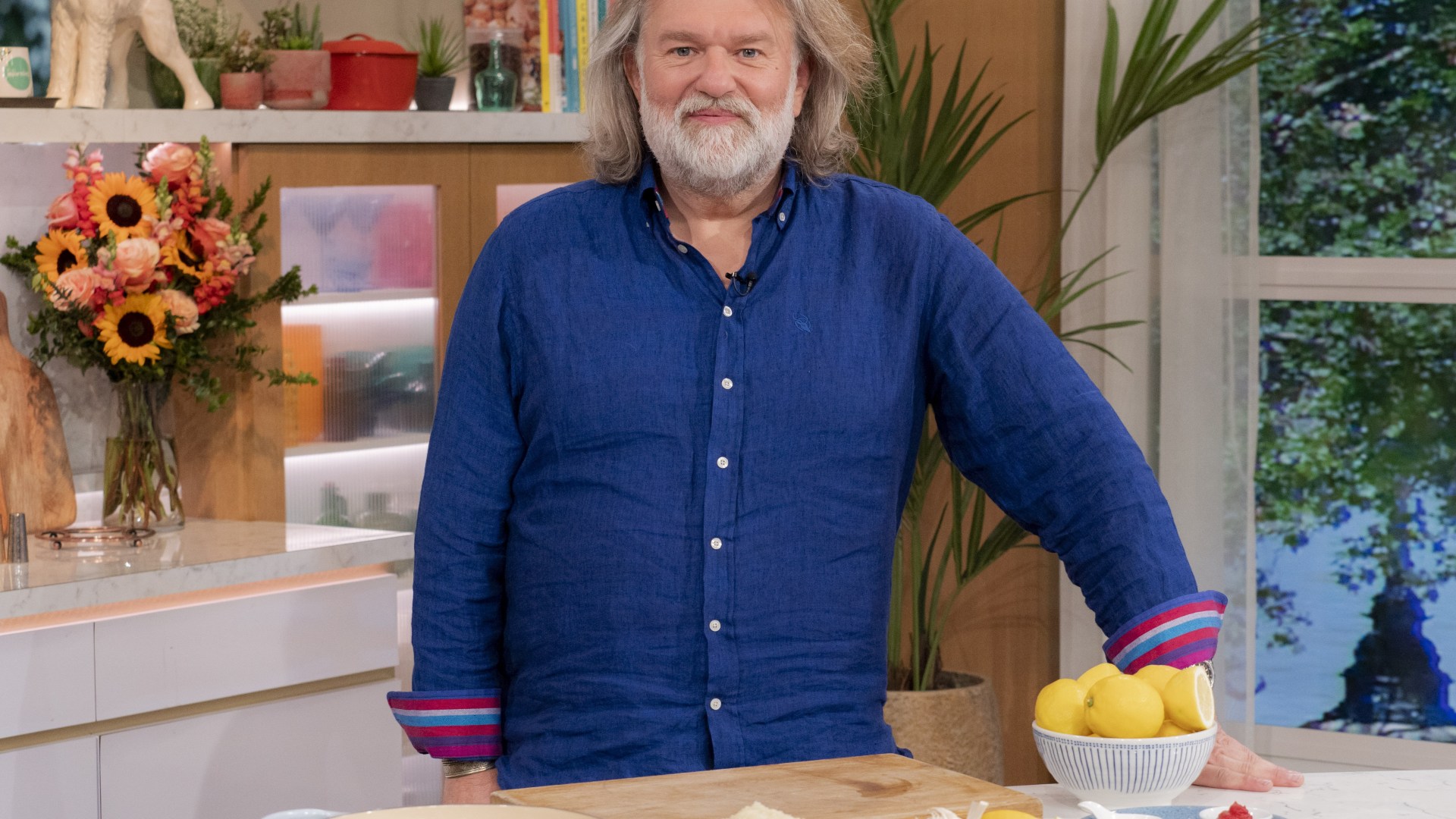 Hairy Biker Si King puts on a brave face as he makes first solo cooking gig since co-star Dave Myers’ death [Video]