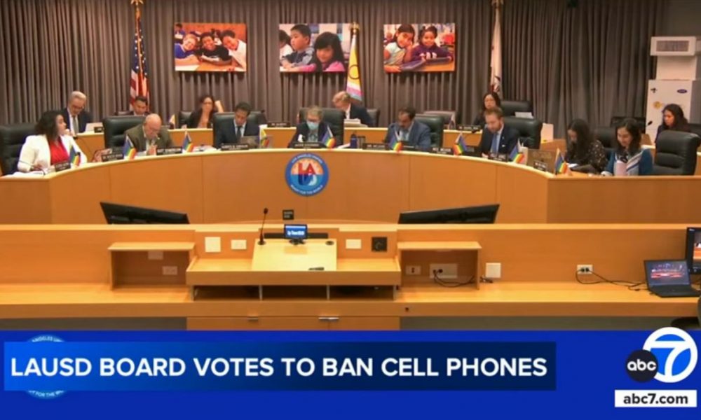 LAUSD board votes to ban student cellphone use during school day [Video]