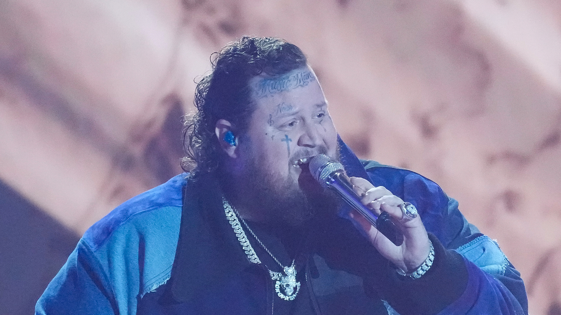 Jelly Roll fans gush ‘he looks amazing’ after singer’s weight loss as he packs on the PDA with wife Bunnie Xo on stage [Video]