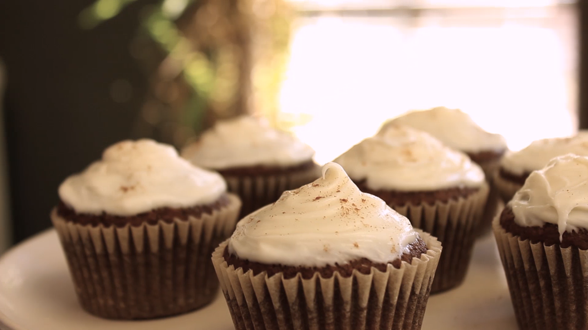 Delicious Skinny Cupcakes with Vanilla Frosting [Video]