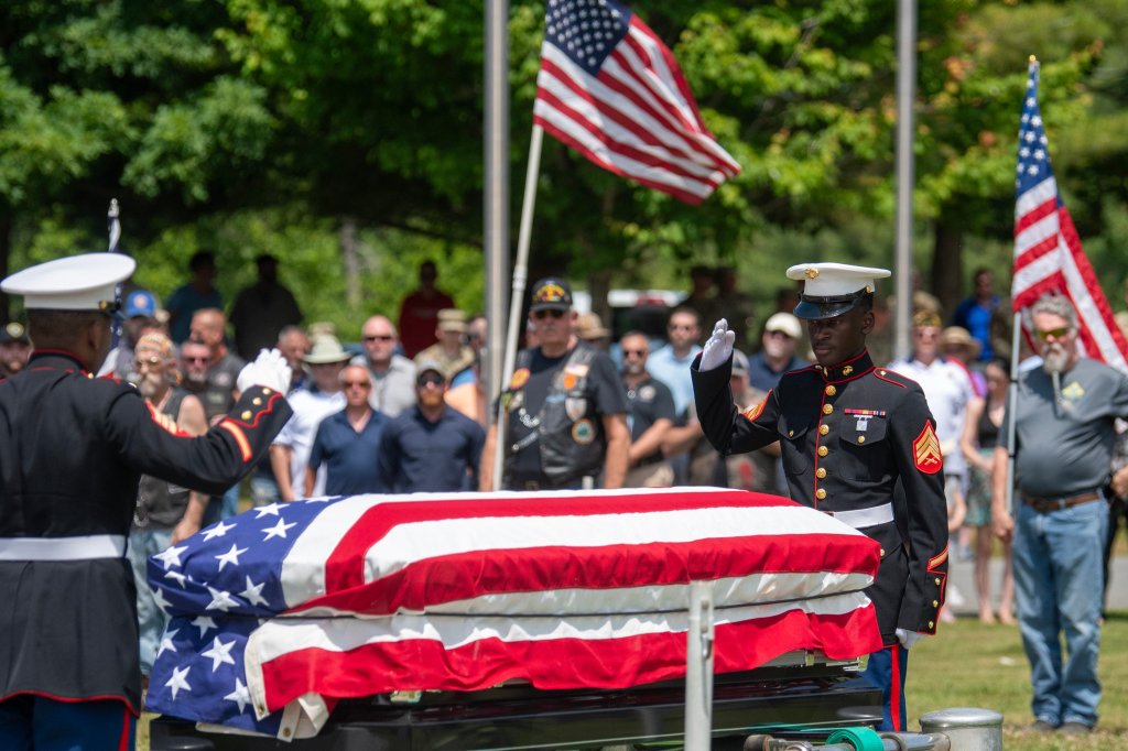 Hundreds turn out at cemetery for funeral of unclaimed Augusta veteran [Video]