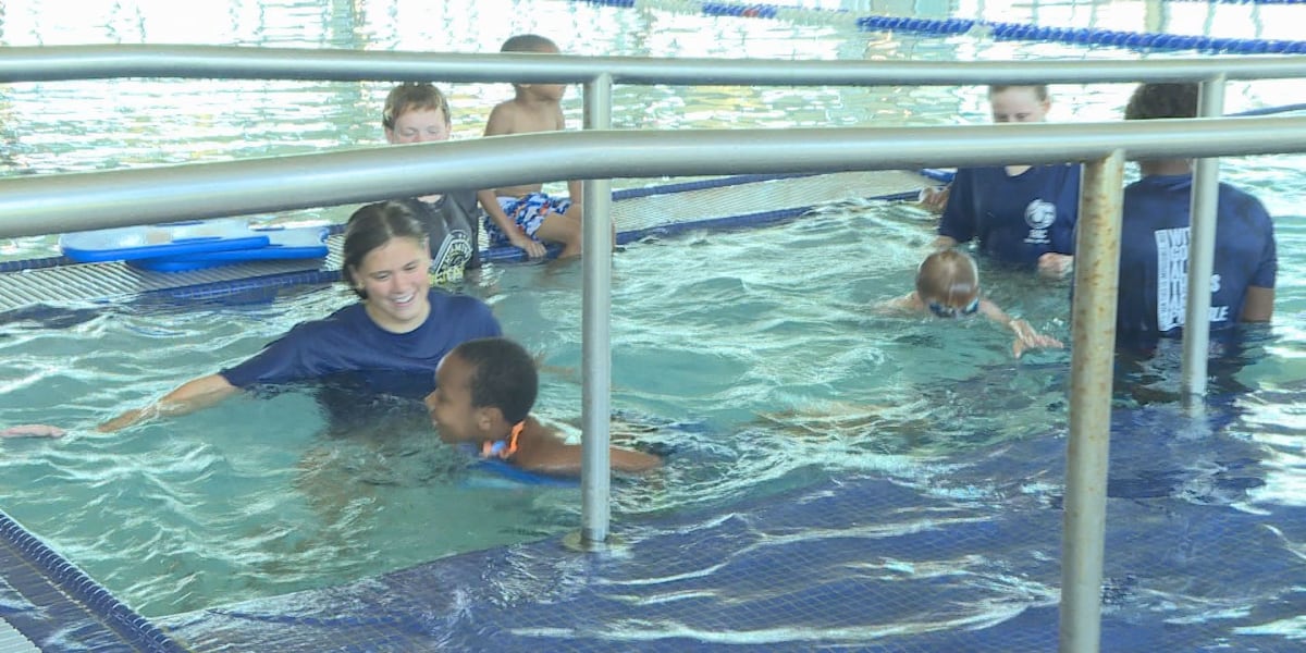 17 students attend the world’s largest swimming lesson in Ruston [Video]