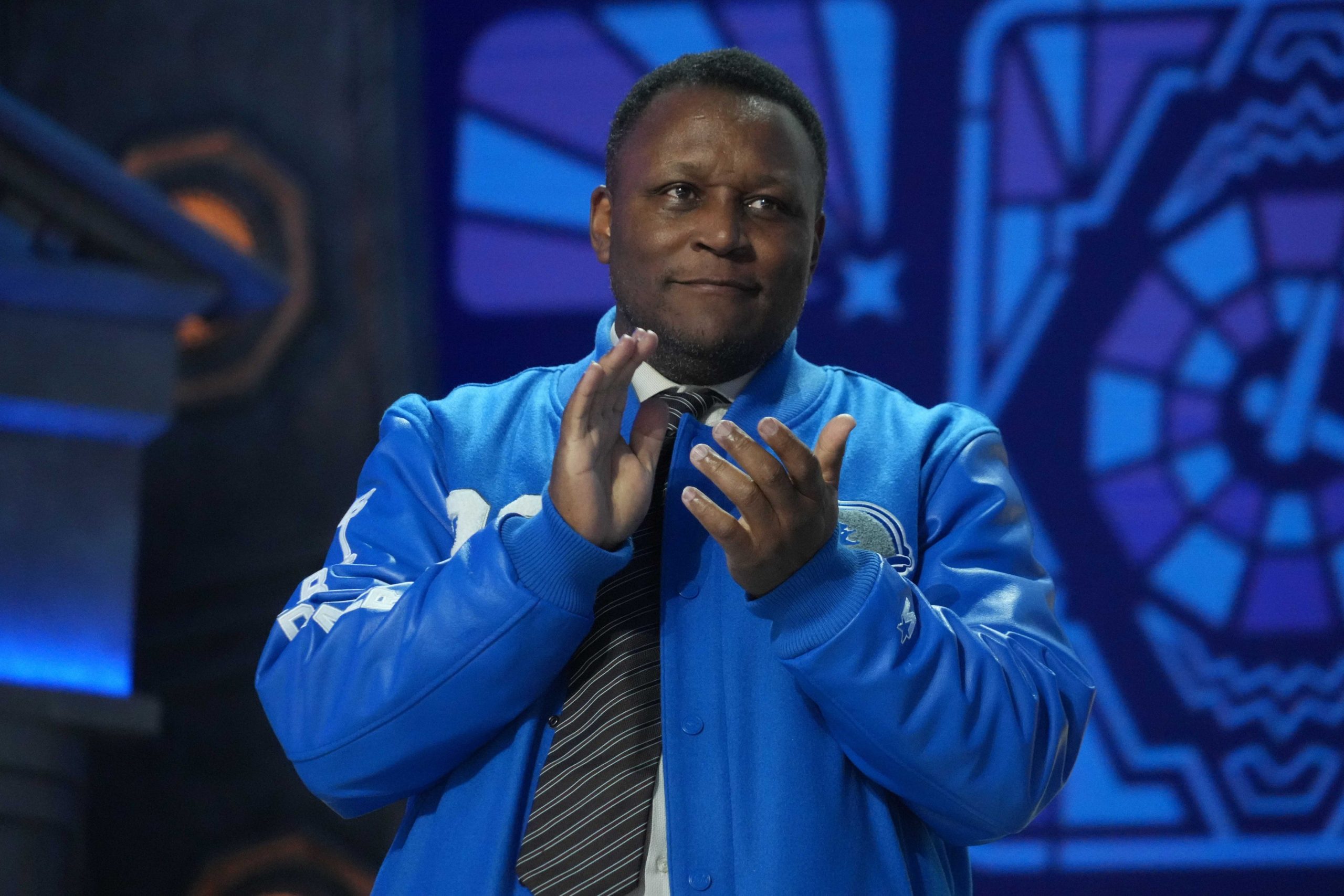 Barry Sanders at home recovering after health scare [Video]