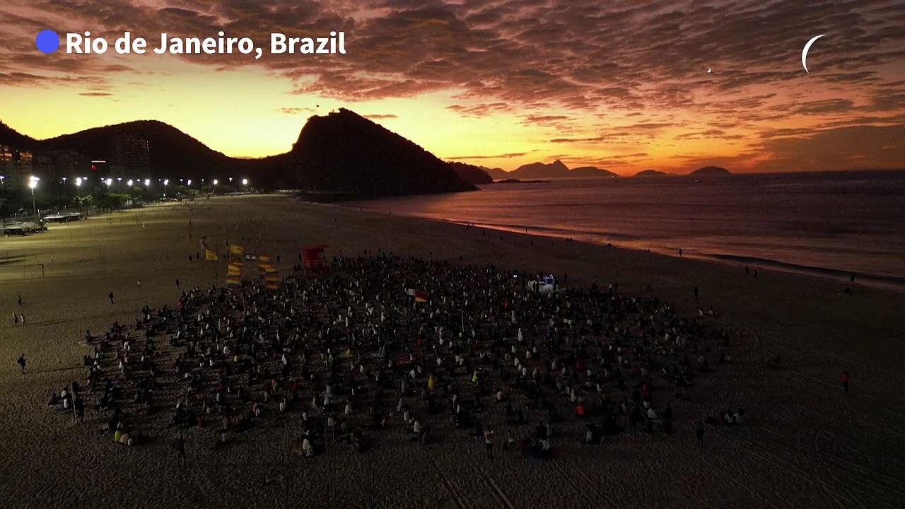 Sunrise stretch: Hundreds flock to Copacabana [Video]