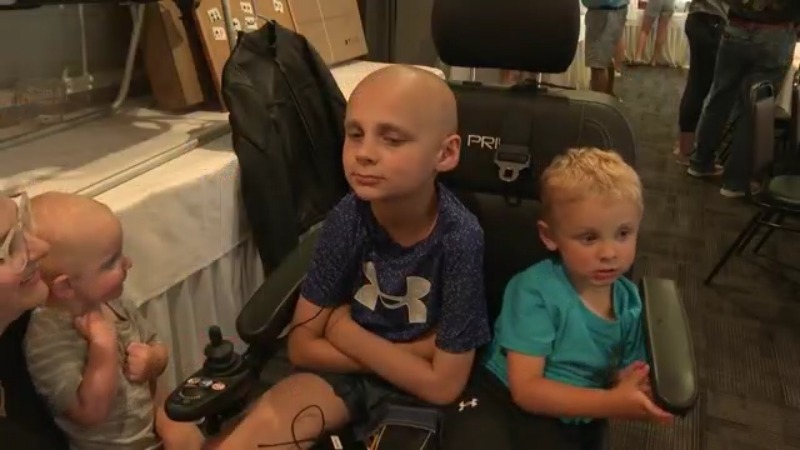 Community rallies around 7-year-old De Pere boy battling cancer [Video]