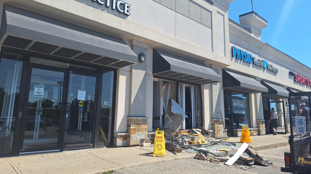 Driver crashes into storefronts in Cambridge plaza [Video]