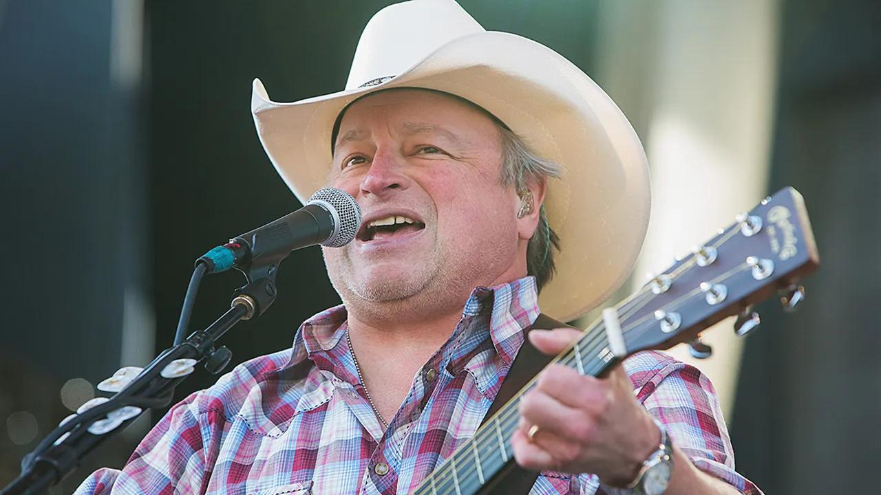 Country singer Mark Chesnutt has ‘new heart’ after undergoing emergency surgery, cancelling upcoming shows [Video]