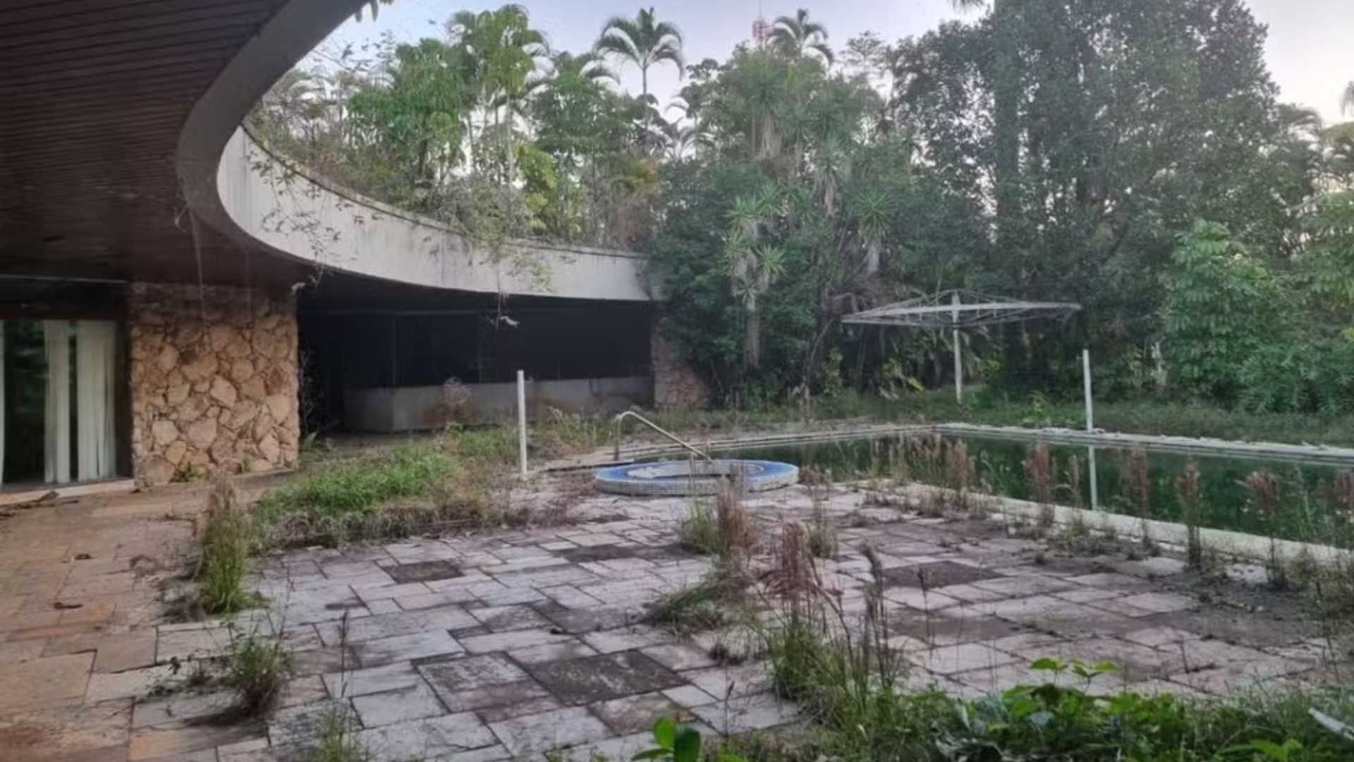 Peles 1.1m mansion abandoned & stripped by fanatic looters after house left to rot by son following legends death [Video]