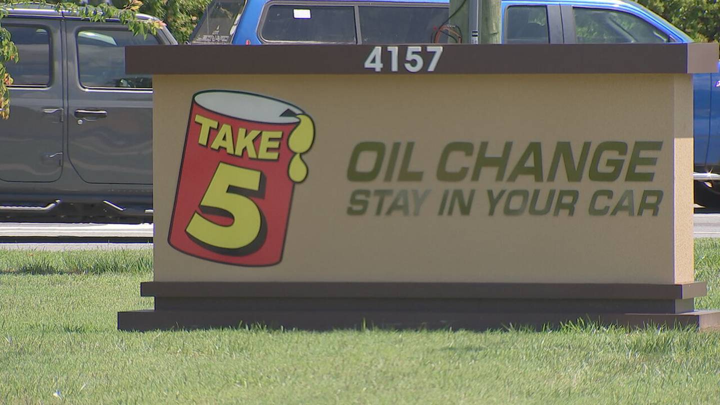 Woman claims a popular oil change company ruined her car  WSB-TV Channel 2 [Video]
