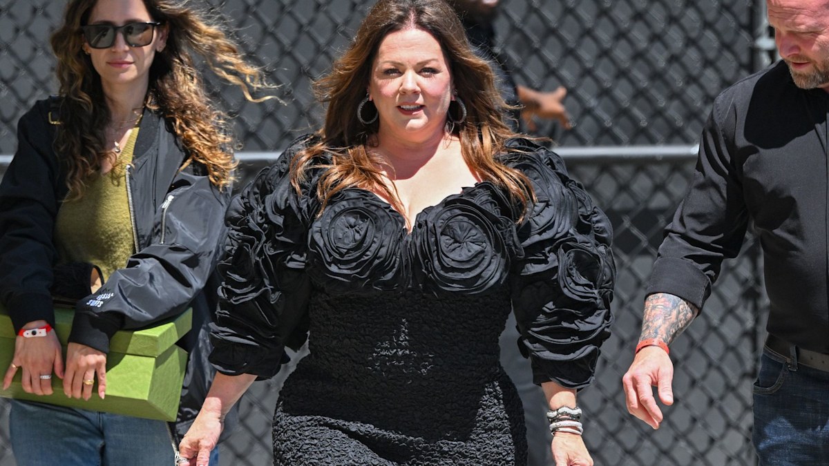 Melissa McCarthy showcases her incredible weight loss in waist-cinching black dress [Video]