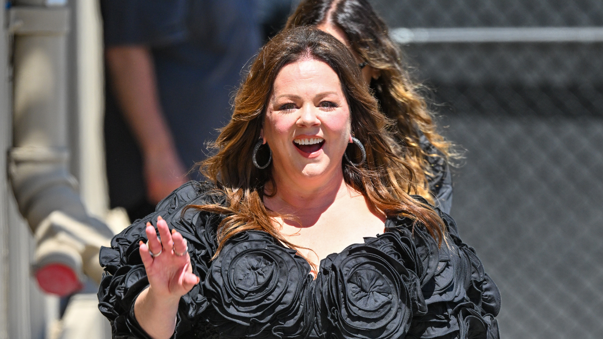 Melissa McCarthy shows 75-lb weight loss in tight black flower dress as star carries ‘pizza’ bag to film Jimmy Kimmel [Video]