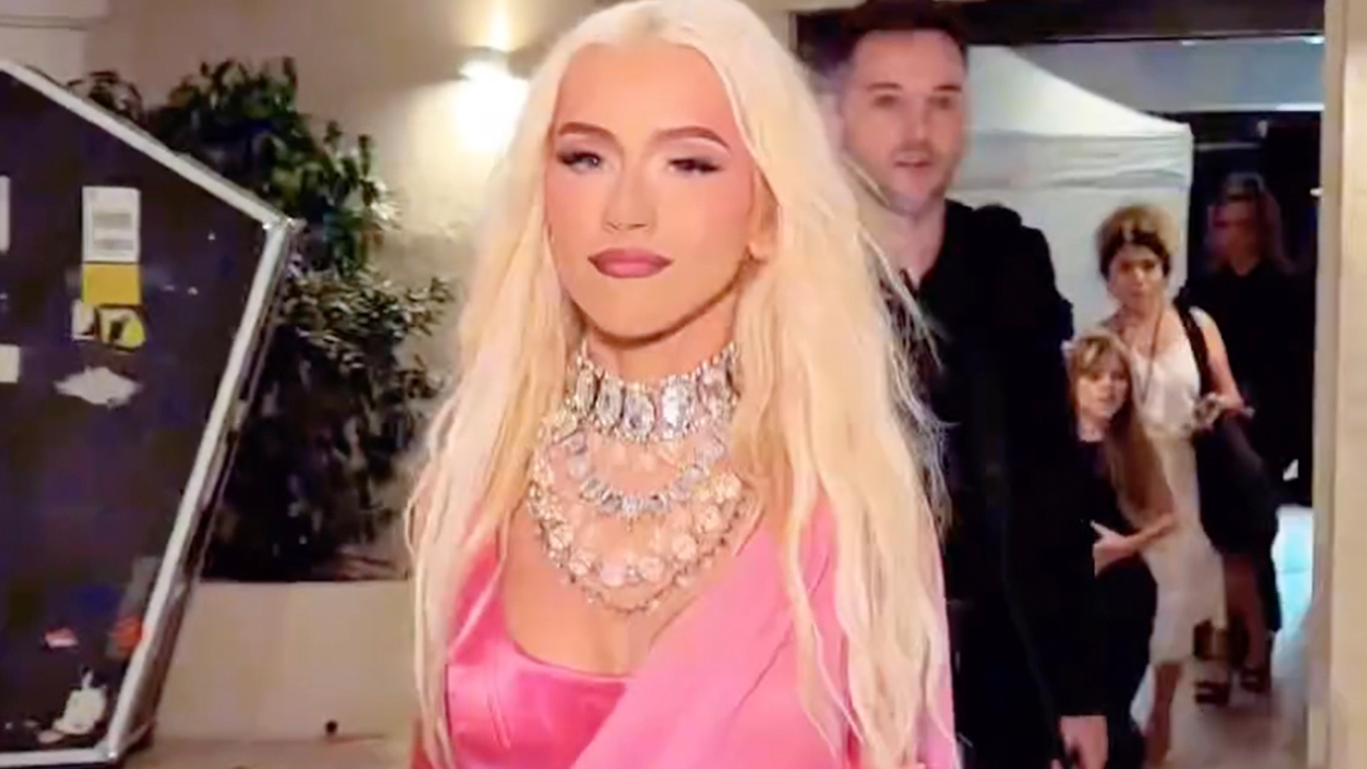 Christina Aguilera looks slimmer-than-ever in short pink dress for Dolce & Gabbana event after star’s major weight loss [Video]