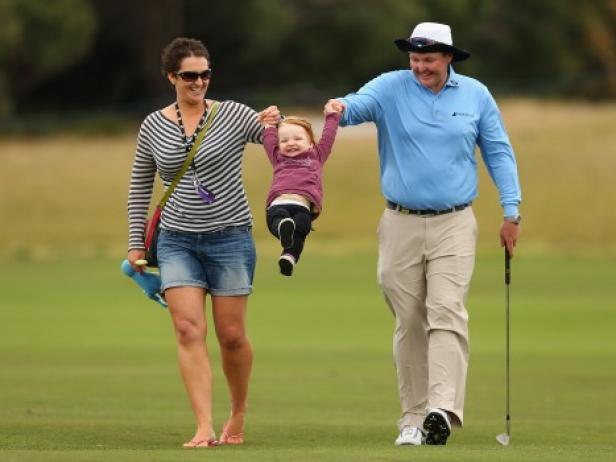 The greatest golf photo of all time? Cancer survivor Jarrod Lyle with his family | Golf News and Tour Information [Video]